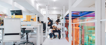 現(xiàn)代簡約辦公室裝修設(shè)計典范  集現(xiàn)代、簡約和科技感為一體