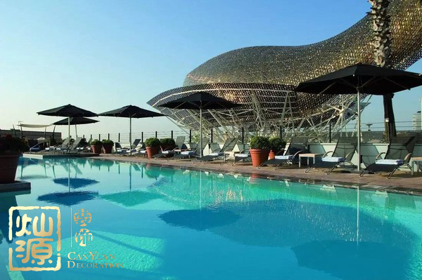 全球首個(gè)無(wú)邊泳池即將開(kāi)建 屋頂泳池或?qū)⒊蔀槁玫晷聦? /> 
</p>
<p style=