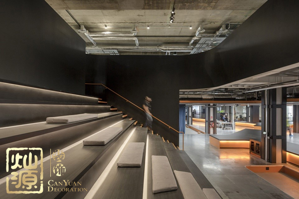 國外廣告公司裝修效果 展示工業(yè)風與媒體元素的天生兼容